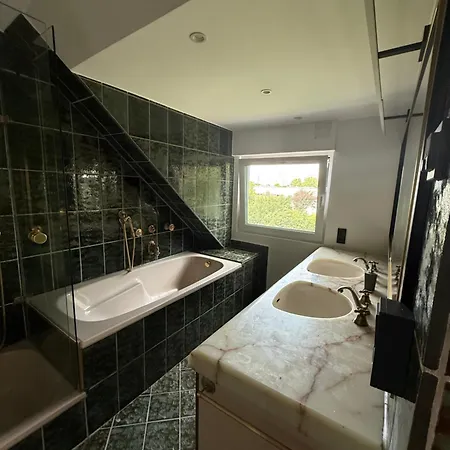 Stilvolles Retreat Mit Loggia & 2 Schlafzimmern * נידרקאסל