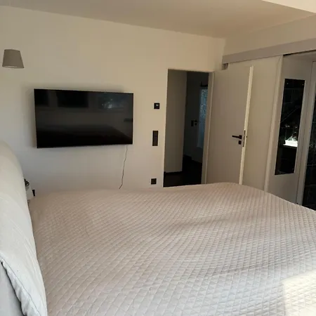 Stilvolles Retreat Mit Loggia & 2 Schlafzimmern Daire