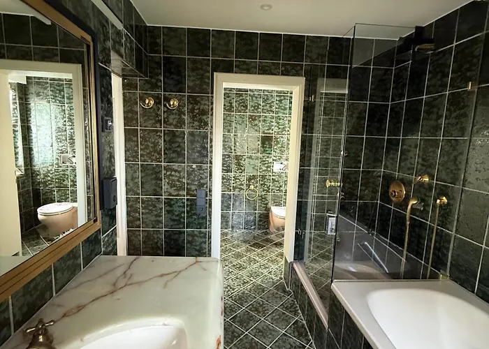 Stilvolles Retreat Mit Loggia & 2 Schlafzimmern Niederkassel