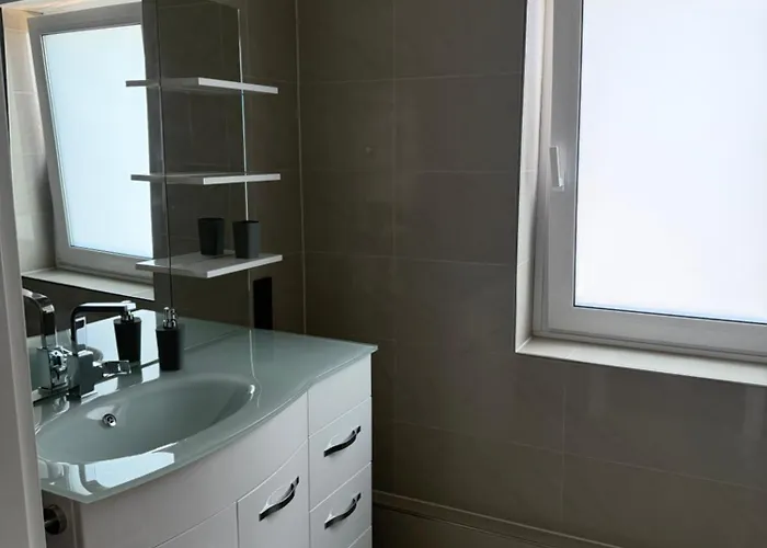 Stilvolles Retreat Mit Loggia & 2 Schlafzimmern Daire